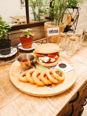 Moving Mountain con aritos de cebolla. at Punto Vegano in Madrid