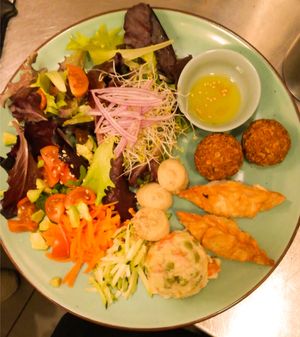 Plato combinado: Ensalada, empanadillas caseras de col y champiñones, hummus, bolitas de quinoa y ensaladilla rusa. at Punto Vegano in Madrid