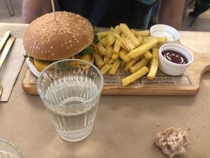 Hamburguesa de quinoa  at Punto Vegano in Madrid