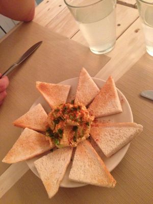 Hummus starter at Punto Vegano in Madrid