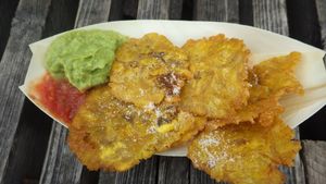 Crispy plantain chips with guacamole and tomato chilli dips at Latienda in Copenhagen