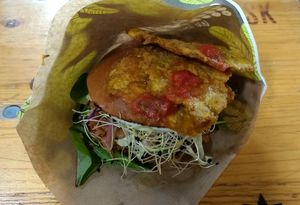 Vegan Pulled Burger & Three Chips at Latienda in Copenhagen