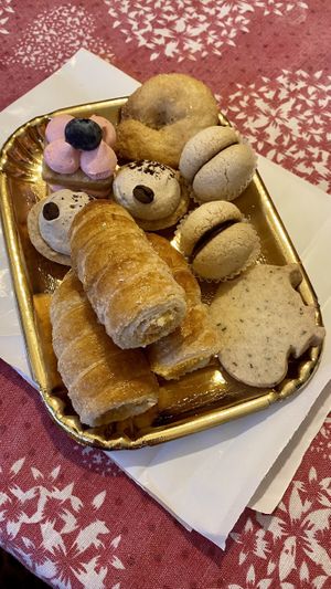 Cabaret di pasticcini  at Pasticceria San Marco in Ospitaletto