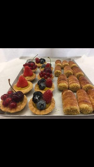 Cannoncini e tartellette alla frutta  at Pasticceria San Marco in Ospitaletto