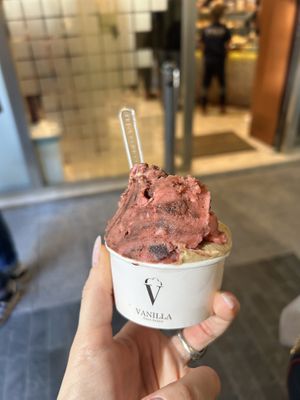 Lampone&cioccolato e nocciola  at Vanilla Gelati Italiani in Milan