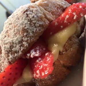 vegan brioche with vegan cream and fresh fruit at Pepo's - Gelateria Naturale and Kitchen Lab in Pontedera
