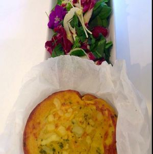 vegan gluten free omelette with vegan melty cheese accompanied by rainbow salad at Pepo's - Gelateria Naturale and Kitchen Lab in Pontedera