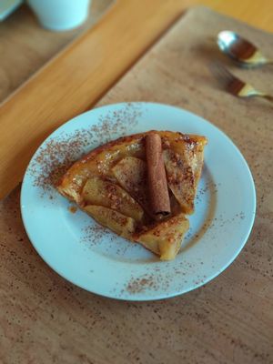 Bolo de maça e canela at Pe d'Arroz in Matosinhos