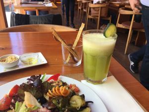 Healthy mint and pineapple smoothie at Pe d'Arroz in Matosinhos