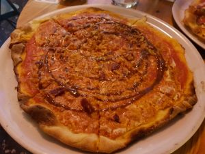 Loukanikos vegan pizza at Lata de Zinc in Oviedo