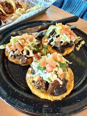 sopes de chicharrón vegetal en salsa verde  #Veganuary at Revolucion Verde - Colonia Primavera in Monterrey
