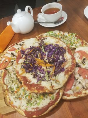 Trio de pizzas at Shakti en Chile in Santiago