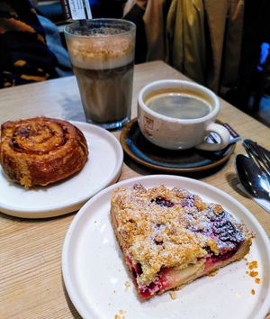 Crumble + Cinnamon Roll + Chai Latte (all vegan) at Le Pain Quotidien - Charonne in Paris