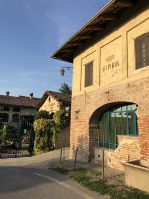 The entrance  at Casa Scaparone in Alba