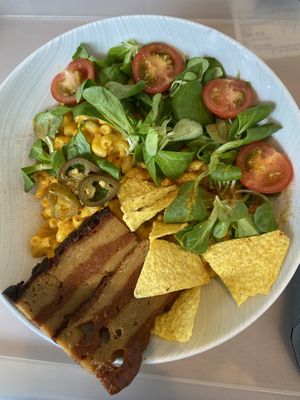 Ok, ok… usually I don’t even stop to take pictures because I can’t wait to eat their delicacies; so this is not in menu as I’m writing, it’s last year’s “Mac’n’ch at Lokal Vegan Bistro in Warsaw