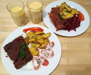 BBQ "Ribbs" (the top right contains its original vegetable side dish - beetroot - the bottom left has the vegetable side dish switched to tomatoes) and 2 cups of mango lassi, as served in October 2018. at Lokal Vegan Bistro in Warsaw