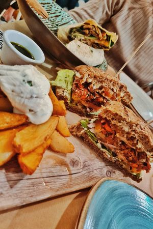 Wrap suizo y burger Bombay at VIVA in Madrid