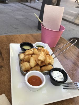 Yuca frita con 4 salsas at VIVA in Madrid