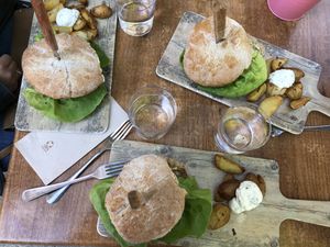 Hamburguesas (2 Queen y 1 Bosque) at VIVA in Madrid