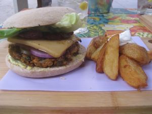 Burger with smoked cheese and sun-dried tomatoes at VIVA in Madrid