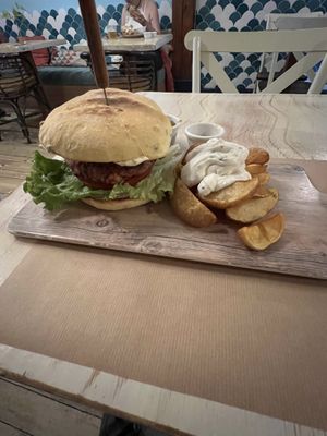 Burger with avocado and pico  at VIVA in Madrid