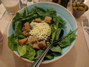 spinach salad at VIVA in Madrid