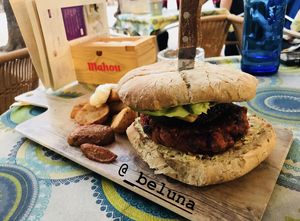 Burger queen; queso curado, tomates asados y cebolla caramelizada  at VIVA in Madrid