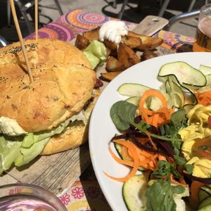 Salad and burger  at VIVA in Madrid