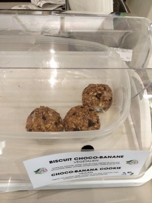 Vegan cookies at Fluide Juice Bar in Mont-tremblant