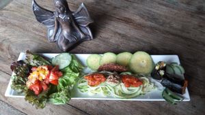 Vegan fresh entree salad  at Puerta de Jade in Alajuela