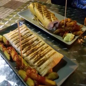 hamburguesa vegana con cebolla caramelizada, lechuga, tomate y veganesa! y burrito de chili vegano con lechuga y maiz! cada uno acompañado con guarnicion de patatas. at Pentagrama in Cerdanyola Del Valles