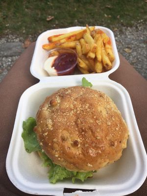 Burger "DUNE", frites au paprika et combo véganaise / ketchup at Veganopolis Cafe in Lausanne