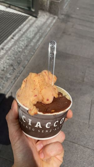 Maxi cup with double pesto di pistacchio, gianduia and peach 😋 at Ciacco Gelato Senz'altro in Milan