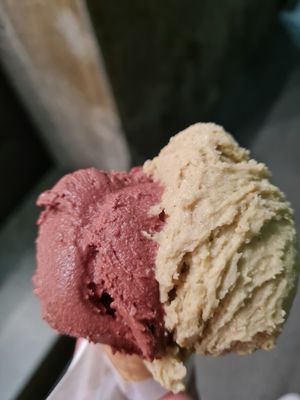 Pistachio and gianduja 🍦 at Ciacco Gelato Senz'altro in Milan