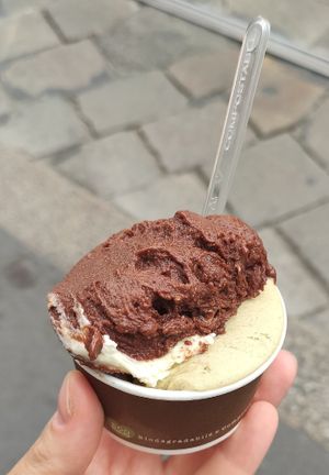 Pistachio and gianduia at Ciacco Gelato Senz'altro in Milan