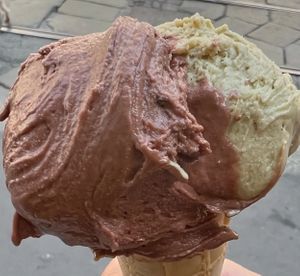 Chocolate and pistachio   at Ciacco Gelato Senz'altro in Milan