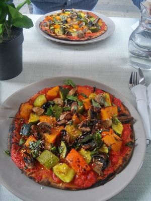 Vegan, organic and gluten free pizza at Smart Green Corner in Bordeaux