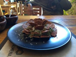 Super delicious guacamole 🥑 with excellent totopes at La Colmena in San Andres Cholula