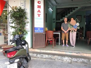 Chú chủ quán nè at Thien Phu in Hue