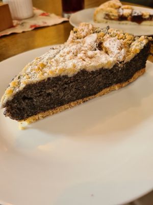 Mohn Streusel Kuchen at Schweizer Milchhauschen in Bad Nauheim