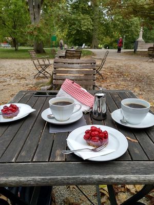 Himbeertörtchen at Schweizer Milchhauschen in Bad Nauheim