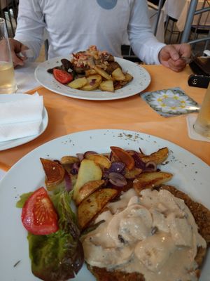 Soya Steak + Pilzrahm-Sauce + Bratkartoffeln & Seitan-Steak + Kräutersauce + BK at Blumenhotel Restaurant in Bergneustadt