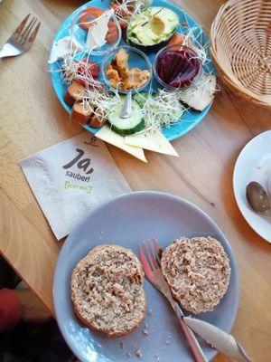 Frühstücksteller mit Avocado und frischen Brötchen 😍🥑 at Velicious in Berlin