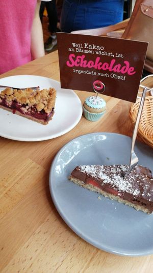 Pflaume-Streusel und Schoko-Kokoskuchen 🥥🍫 at Velicious in Berlin