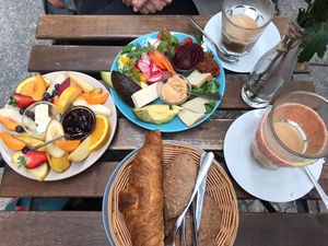 avocado frühstück + süßes frühstück  at Velicious in Berlin