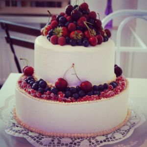 Wedding Cake with berries at Velicious in Berlin