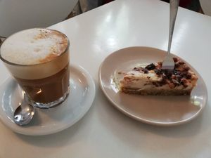 Cheezecake with chocopops at Velicious in Berlin