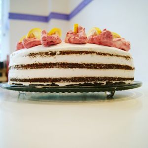 Zitronensahne-Mohn-Blaubeer Torte  at Velicious in Berlin