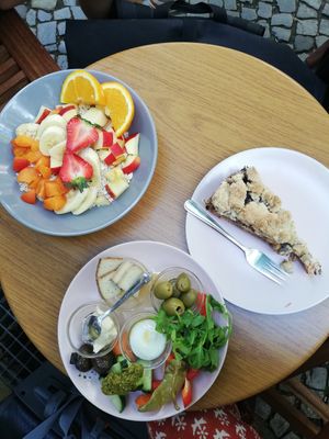 Muesli, small mediterranean and a piece of cake at Velicious in Berlin