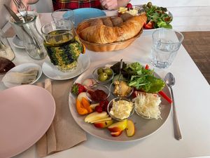 Breakfast „Velicious Spezial“ at Velicious in Berlin